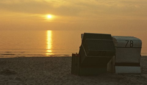 Strandkorb im Sonnenuntergang